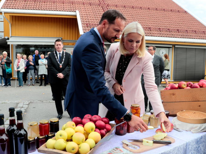 Ruvdnaprinsabárra Svelviika márkanbáikkis máisttašeamen eappeliid maid leat buvttadan báikkálaččat. Govva: Lise Åserud, NTB scanpix