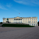 Slottet ligger omkranset av Slottsplassen og Slottsparken. Foto: Trond Isaksen 