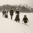 Gonagas Haakon, Dronnet Maud ja Ruvdnaprinsa Olav &#269;uoigamin, Bygdø Kongsgård 1907 (Govva: A.B. Wilse, Gonagasla&#154; hoava vuorkágovva)
