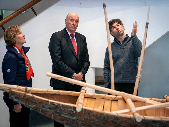 Museumsdirektør Alberto Serrano viser Kongeparet rundt på Martin Gusinde Antropologisk Museum. Foto: Heiko Junge, NTB scanpix