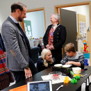 Ruvdnaprinsabárra ságastallamin ohppiiguin Reodor Bruland (6) ja Heidi Jevnheim Skjåk mánáid-ja nuoraidskuvllas. Govva: Stian Lysberg Solum / NTB scanpix