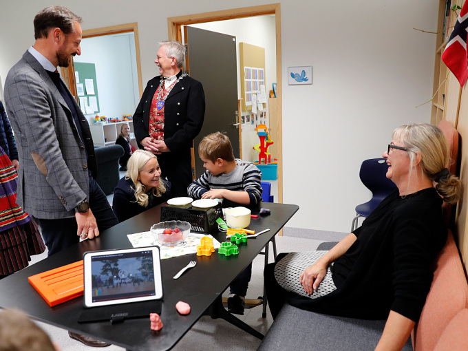 Ruvdnaprinsabárra ságastallamin ohppiiguin Reodor Bruland (6) ja Heidi Jevnheim Skjåk mánáid-ja nuoraidskuvllas. Govva: Stian Lysberg Solum / NTB scanpix