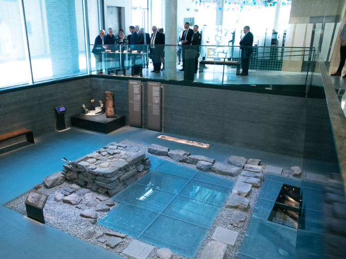 Klemenskirken har hatt en grunnmur av stein, men selve kirken har vært en trekirke. Nå kan publikum se grunnmuren og alteret der Olav Haraldssons kiste ble plassert. Foto: Kai T. Dragland / NTNU