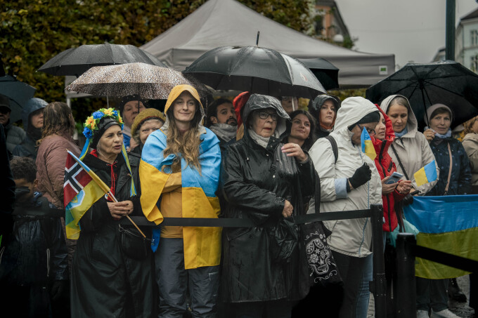 Mange hadde møtt frem i ruskeværet for å overvære avdukningen og vise støtte til Ukraina. Foto: Ola Vatn, Det kongelige hoff