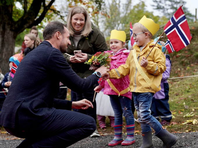 Ruvdnaprinsa Haakon giitá liđiid ovddas maid Olivia Stoltmann (4) ja Caspian Rinden Hjort (4) geigiiga, go Ruvdnaprinsabárra bođii Vålerii Bergtuna olgomuseai. Govva: Simen Løvberg Sund, Gonagaslaš hoavva