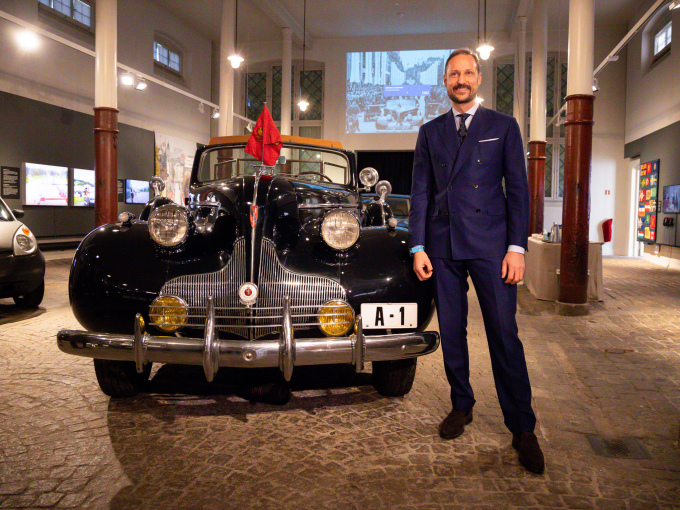 Ruvdnaprinsa Haakon oahpista čájáhusas “Gonagasa biillat”. Govven: Beate Oma Dahle / NTB