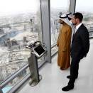 Ruvdnaprinsa Haakon ja Sjeik Hamdan návdda&#154;eaba gávpoga Burj Khalifa doartnas (Govva: Lise Åserud / Scanpix)