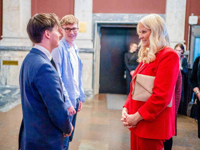 Før utdelingen møtte Kronprinsessen to av elevene i juryen – Mathias Andesland Hjørnevik fra Amalie Skram videregående skole og Alexander Maxim Vestre fra Rud videregående skole. Foto: Terje Pedersen / NTB