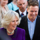 Hertuginne Camilla ja AUF-jo&#273;iheaddji Eskil Pedersen olggobealde Ráfiguovddá&#158;a (Govva: Erlend Aas / Scanpix)