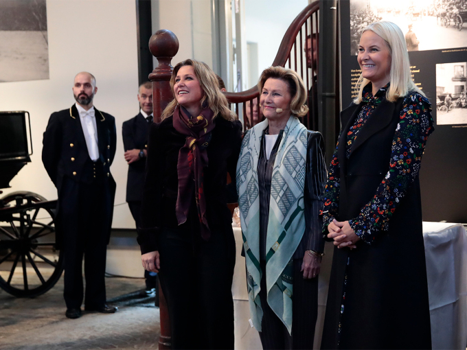Sihke Dronnet Sonja, Ruvdnaprinseassa Mette-Marit ja Prinseassa Märtha Louise ledje čájáhusa rahpamis odne. Govva: Håkon Mosvold Larsen / NTB scanpix 