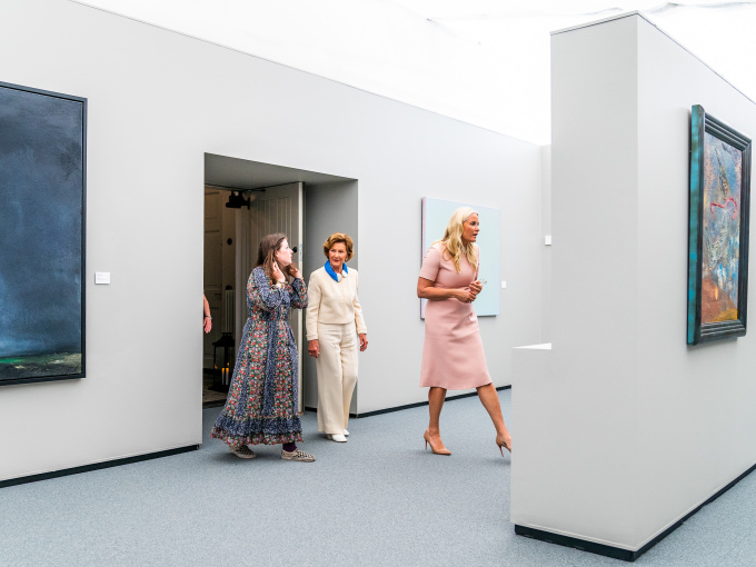 Dronning Sonja, Kronprinsesse Mette-Marit og Maud Angelica Behn under åpningen av utstillingen “Åpne dører” i Dronning Sonja KunstStall. Foto: Håkon Mosvold Larsen / NTB
