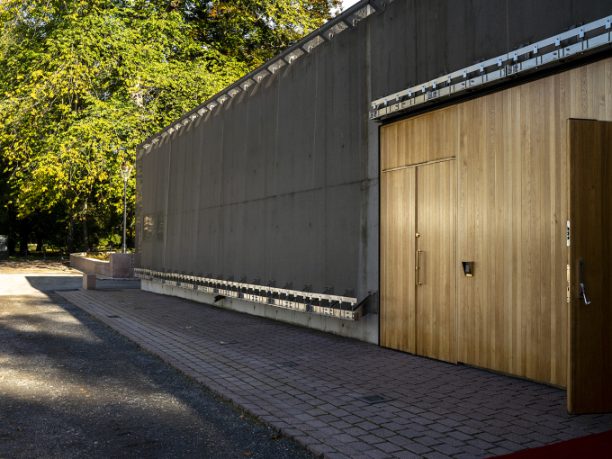 Logistikkbygget huser blant annet Slottets post- og varemottak og bidrar til sikker håndtering ved at alle leveranser går til det frittstående logistikkbygget i stedet for opp til selve slottsbygningen. Foto: Cornelius Poppe, NTB