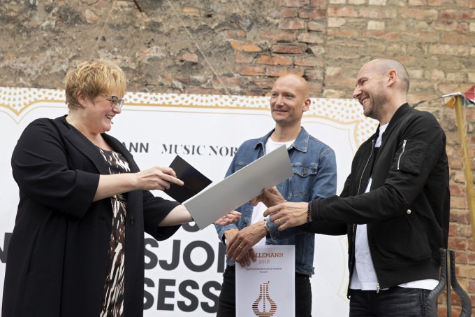 Kulturminister Trine Skei Grande delte ut et stipend til vinnerne. Foto: NTB Scanpix. 