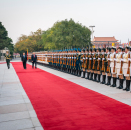 Gonagas Harald inspisere Álbmoga friddjandahkan veaga gudnisoalddáhiid, ovttas Presideanttain Xi Jinping. Govva:Heiko Junge, NTB Scanpix