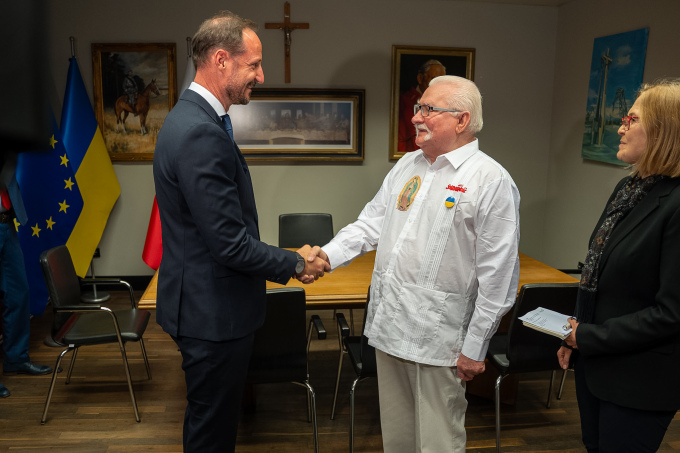 Kronprinsen i møte med Lech Wałęsa på hans kontor på Solidaritetssenteret. Foto: Adrian N. Cuper/Royal Norwegian Embassy