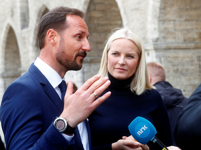 Ruvdnaprinsabárra loahpahii guossástallanmátkkis preassačoahkkimiin Tallinna gávpotguovddážis. Govva: REUTERS / Ints Kalnins / NTB Scanpix