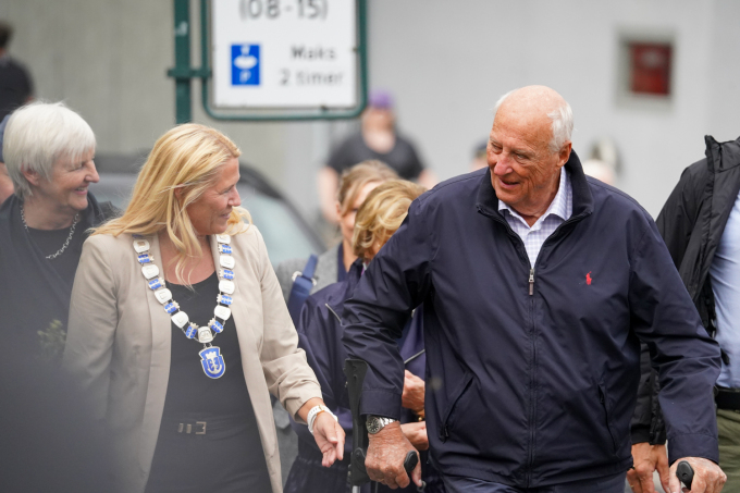Ordfører Monica Myrvold Berg ønsker Kongeparet velkommen. Foto: Liv Anette Luane, Det kongelige hoff