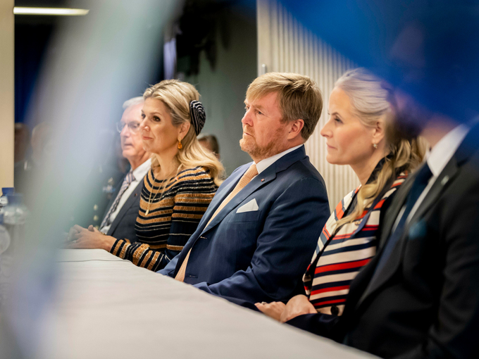 Gonagas Willem-Alexander, Dronnet Máxima ja Ruvdnaprinseassa Mette-Marit  HMS Rotterdam fatnasis. Govva: Robin Utrecht / Dana press