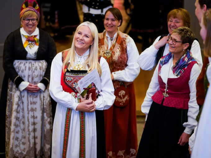 Kronprinsessa var til stades på bunadfest. Foto: Terje Pedersen / NTB