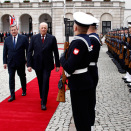 Gonagas Harald ja Presideanta Komorowski inspisereba gudnigardena buresboahtinseremoniija oktavuo&#273;as (Govva: Lise Åserud / NTB scanpix)