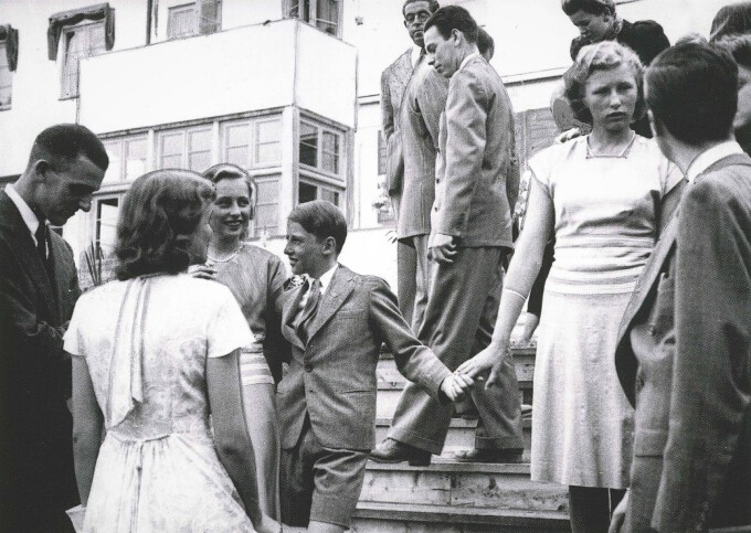 Kronprins Harald og Prinsesse Astrid møter ISS-studentar på Skaugum eit av Sommarskolens første år. (Fotoet er teke av ein amerikansk ISS-student og er henta frå boka «En reise i vår utdanningshistorie», utgitt av Norge-Amerika-foreningen NORAM.)