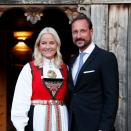 Ruvdnaprinsa ja Ruvdnaprinseassa vuostáiváldimii Boares-Kleppes. Guosselisttus leat ollugat geaiguin Ruvdnaprinsabárra lea deaivvadan Oppland fylkkamátkkis ja ollu earát geat leat leamaš mielde láhčimin dili ollu fiinna vásáhusaide. Govva: Stian Lysberg Solum / NTB scanpix 
