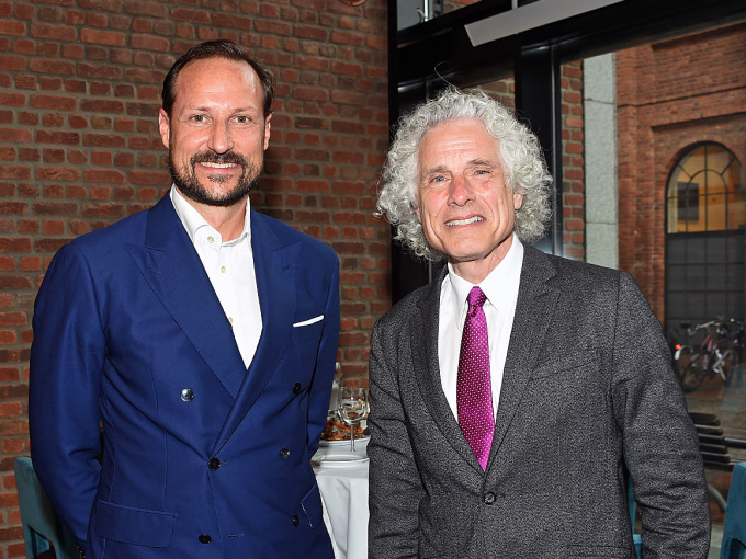Kronprins Haakon og Steven Pinter på Institutt for fredsforskning. Foto: Sven Gj. Gjeruldsen, Det kongelige hoff
