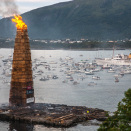 Kongeskipet besøkte Ålesund på St. Hans 2020. Bålet på Slinningen var ikke tilgjengelig for besøk på land på grunn av pandemien, men mange nøt synet fra båter på fjorden. Foto: Halvard Alvik / NTB scanpix
