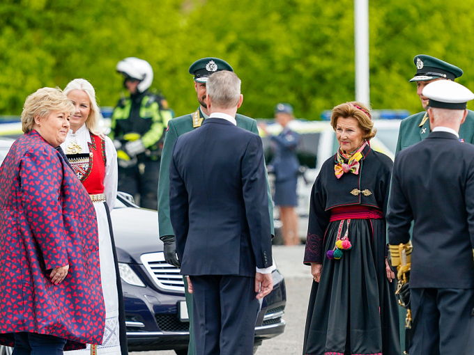 Kommandánta Arne Opperud, stuoradiggepresideanta Tone Wilhelmsen Trøen (ii leat govas fárus), stáhtaministtar Erna Solberg, suodjalusministtar Frank Bakke-Jensen ja suodjalushoavda Haakon Bruun-Hanssen vuostáiválde Gonagasbára ja Ruvdnaprinsabára Akershus ladnis. Govva: Lise Åserud, NTB scanpix