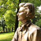 Det er kunstneren Kirsten Kokkin har laget bronseskulpturen av Dronningen. Hun har også laget statuen av Kronprinsesse Märtha som ble avduket på Kongens 70-årsdag. Foto: Liv Osmundsen, Det kongelige hoff 