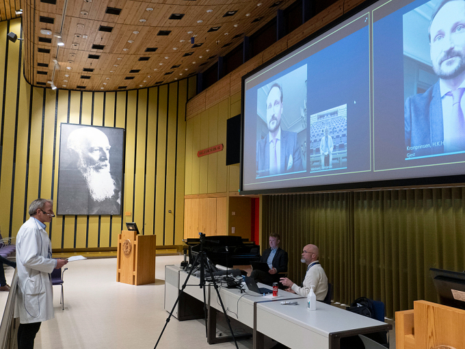 Kronprinsen i samtale med administrerende direktør Eivind Hansen. Foto: Aleksander Valestrand, Haukeland universitetssykehus