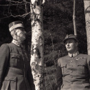 Báhtareamen viidáseappot davásguvlui. Gonagas Haakon ja Ruvdnaprinsa Olav "Gonagassoagi" luhtte olggobealde Molde. Dát govva &#154;attai ma&#331;it áiggi duohta symbolan Norgga vuostálastimii. Govva: Per Bratland, Nina Bratland vuorkágovva.