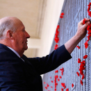 Australia soađis gahččan soalddáhiid namat leat čállojuvvon bronssain the Roll of Honour  seaidnái. Gonagas Harald bidjá valmue Warrant Officer George Gregory Allman nama báldii. Govva: David Gray, Reuters / NTB scanpix 
