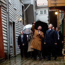 Krim&#269;álli Gunnar Staalesen lei Prinsa Charles ja Hertuginne Camilla guide Bryggenis (Govva: Stian Lysberg Solum / Scanpix)