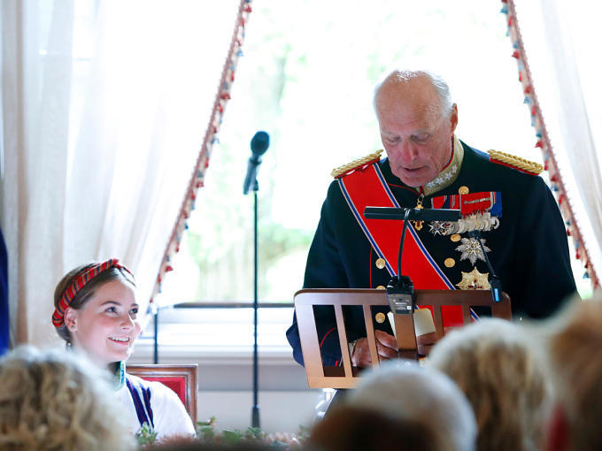 Gonagas Harald doallá sártni konfirmántii. Govva: Terje Bendiksby / NTB scanpix