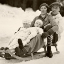 Ruvdnaprinsa Olav ja Ruvdnaprinseassa Märtha, Prinseassa Ragnhild ja Prinseassa Astrid &#269;ierasteamen gielkkáin, Skaugum 1935 (Govva: A.B. Wilse, Gonagasla&#154; hoava vuorkágovva)