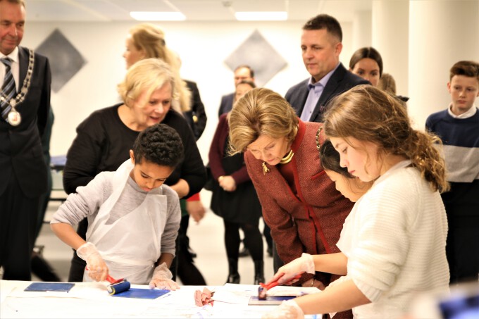 I skolens kjeller fikk Dronningen se hvordan elevene jobber med visuell kunst og trykk. Foto: Sara Svanemyr, Det kongelige hoff. 