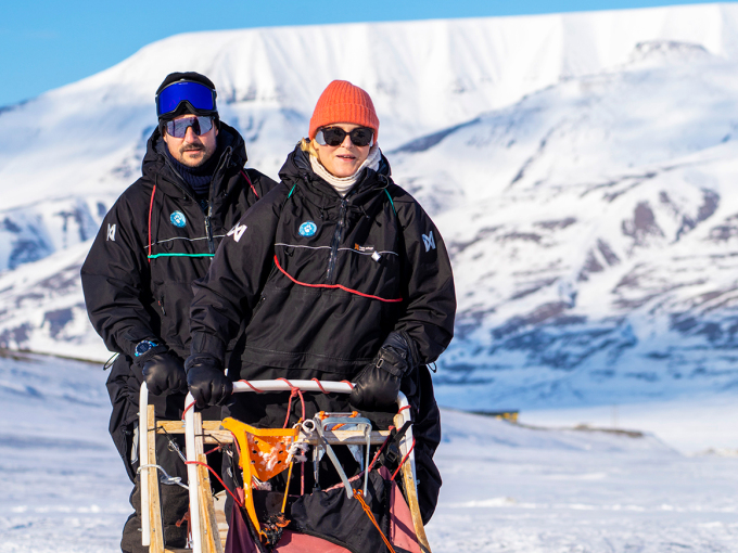 Ruvdnaprinsabárra geahččaleigga beanaráiddu go galledeigga Arctic Husky Travellers olggobeal Longyearbyena. Govven: Ole Berg-Rusten / NTB