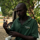 Sterk stigmatisering møter overlevende etter ebola. Det gjør det vanskelig å finne arbeid og skaffe inntekt til familien. Foto: Christian Lagaard, Det kongelige hoff.