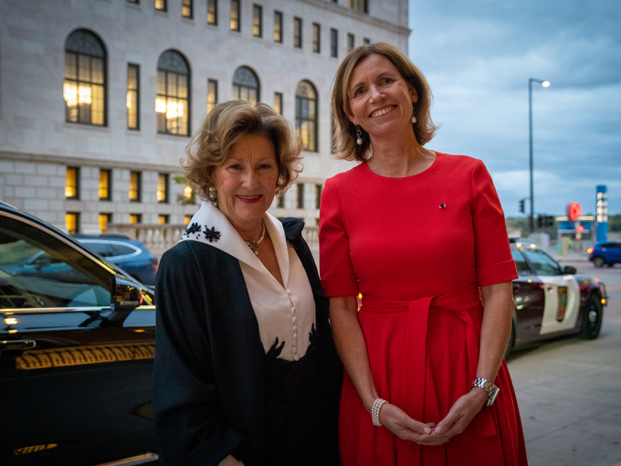 Dronnet Sonja ja Anniken Ramberg Krutnes, Norgga ambassadevra. Govven: Simen Sund, Gonagaslaš hoavvda