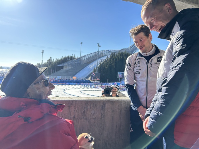Det ble er vært muntert møte mellom Prinsesse Astrid og Johannes Thingnes Bø da Prinsessen takk skiskytterkongen for mange store idrettsopplevelser gjennom mange år. I midten Sturla Holm Lægreid. Foto: Sven Gj. Gjeruldsen, Det kongelige hoff