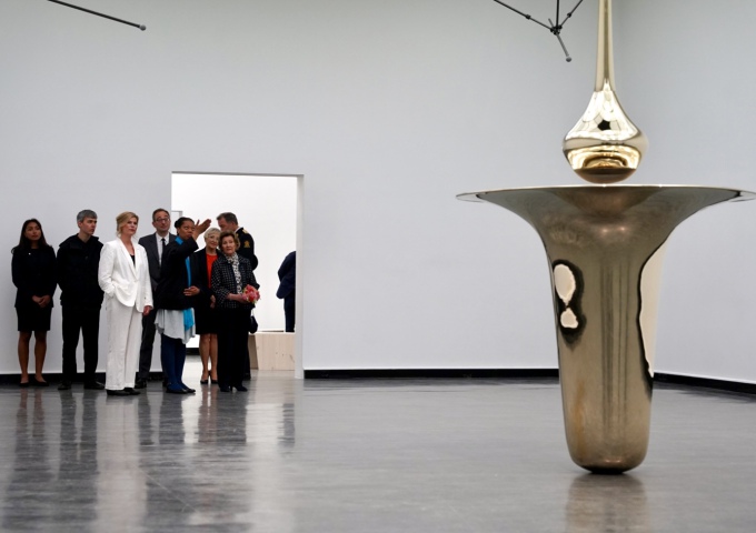 Dronningen vises rundt i utstillingen på Bergen Kunsthall av kunstneren Camille Norment. Foto: Sara Svanemyr, Det kongelige hoff 