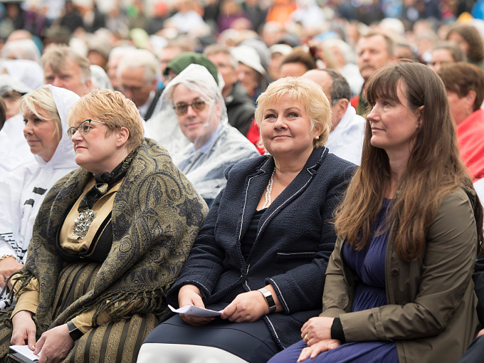 Statsminister Erna Solberg og kulturminister Trine Skei Grande var begge til stede under Festspillåpningen. Foto: Marit Hommedal / NTB scanpix