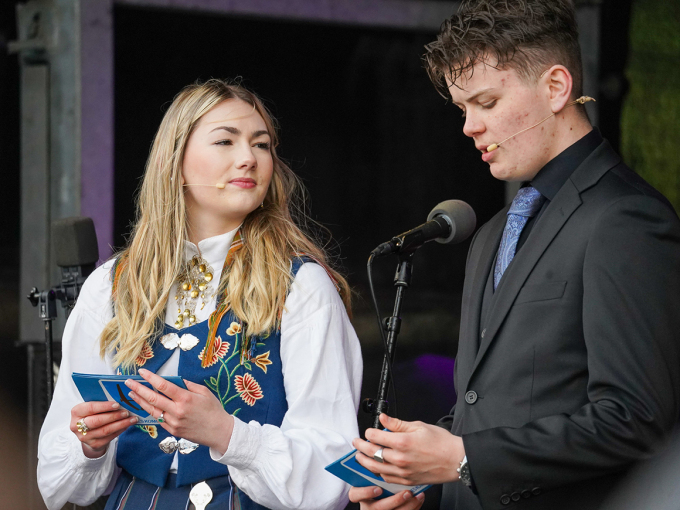 Maja Standahl (17) Polarsirkelen joatkkaskuvllas ja Adrian Vassdal (15) Korgen guovddáskuvllas leigga láidesteaddjit Hemnesas. Govven: Liv Anette Luane, Gonagaslaš hoavva