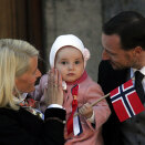 Ruvdnaprinsa Haakon, Ruvdnaprinseassa Mette-Marit ja Prinseassa Ingrid Alexandra vázzet mánáidtogas Skaugumis (Govva: Jarl Fr. Erichsen / Scanpix)