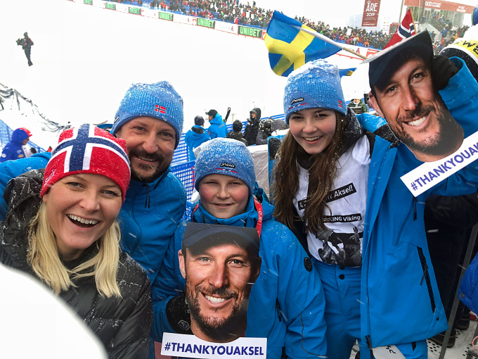 Kronprinsfamilien jubler for dobbelt norsk i Aksel Lund Svindals siste renn. Foto: Privat