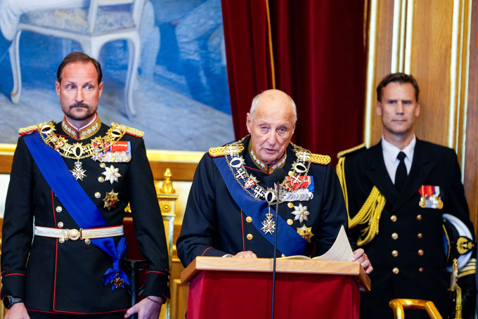 Kongen leser trontalen. Foto: Terje Pedersen / NTB