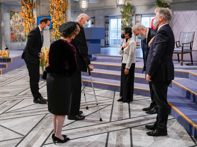 Gonagas Harald, Dronnet Sonja ja Ruvdnaprinsa Haakon celket olu lihku ráfibálkkašumi vuostáiváldiide Maria Ressa, Dmitrij Muratov ja Verdens matvareprogram jođiheaddjái David Beasley. Govven: Stian Lysberg Solum / NTB
