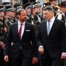 Ruvdnaprinsa Haakon ja Presideanta Vējonis inspiseriiga gudnigardena. Govva: REUTERS / Ints Kalnins / NTB Scanpix