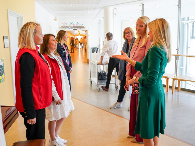 Generalsekretær Trine Nicolaysen i Barnekreftforeningen introduserer likepersonane Hanne Dokken og Romana Vopava, som bruker eigne erfaringar for å hjelpe. Foto: Liv Anette Luane, Det kongelege hoffet